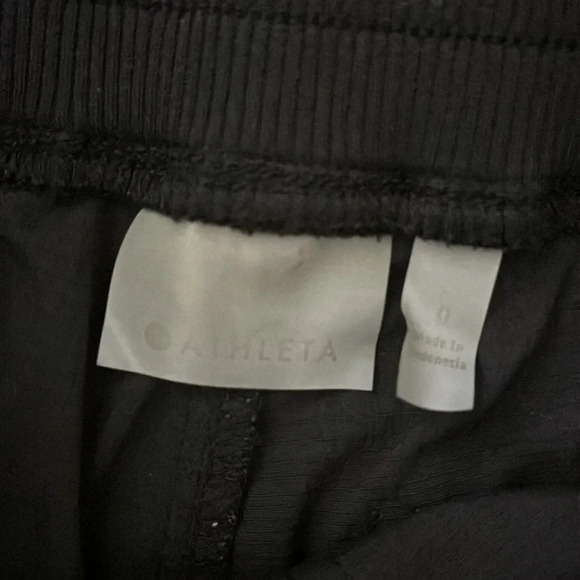 ☀️Athleta 9” Inseam Shorts - Picture 2 of 6